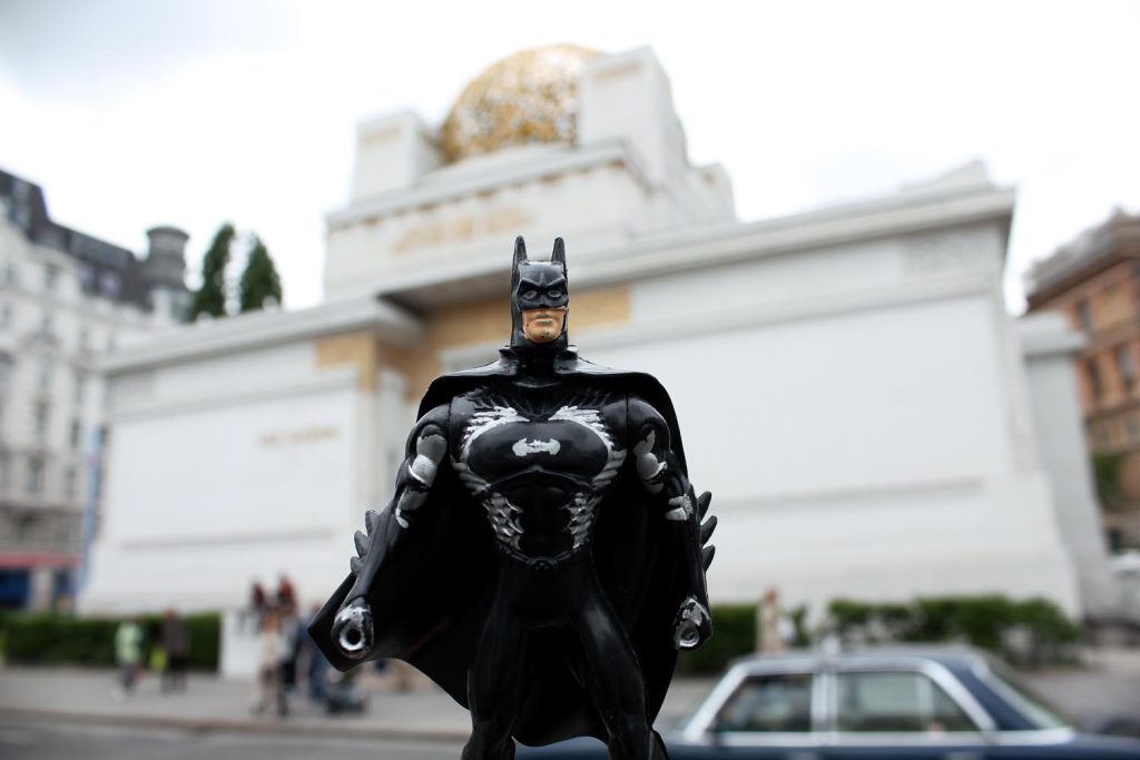 Batman à Vienne devant le Pavillon de la Sécession